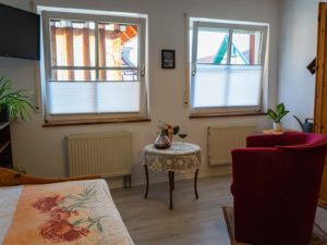 Fenster und Beistelltisch