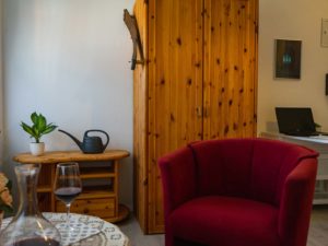 Sessel und Kleiderschrank